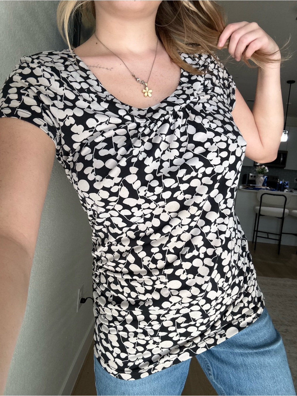 New York & Company Black and White Floral-Print Short Sleeve Top